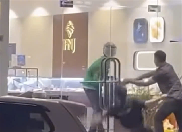 The store’s gate was blocked by an iron bar to stop the robber. PHOTO: COLLECTED/VIET NAM NEWS