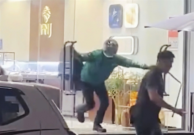 The robber forced the door open and fled with the stolen items. PHOTO: COLLECTED/VIET NAM NEWS