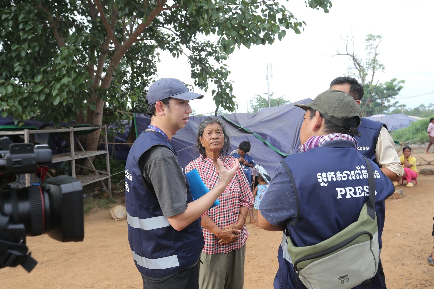 Malaysian journalists interview a woman who was forced to flee her home in Preah Vihear. Hong Raksmey