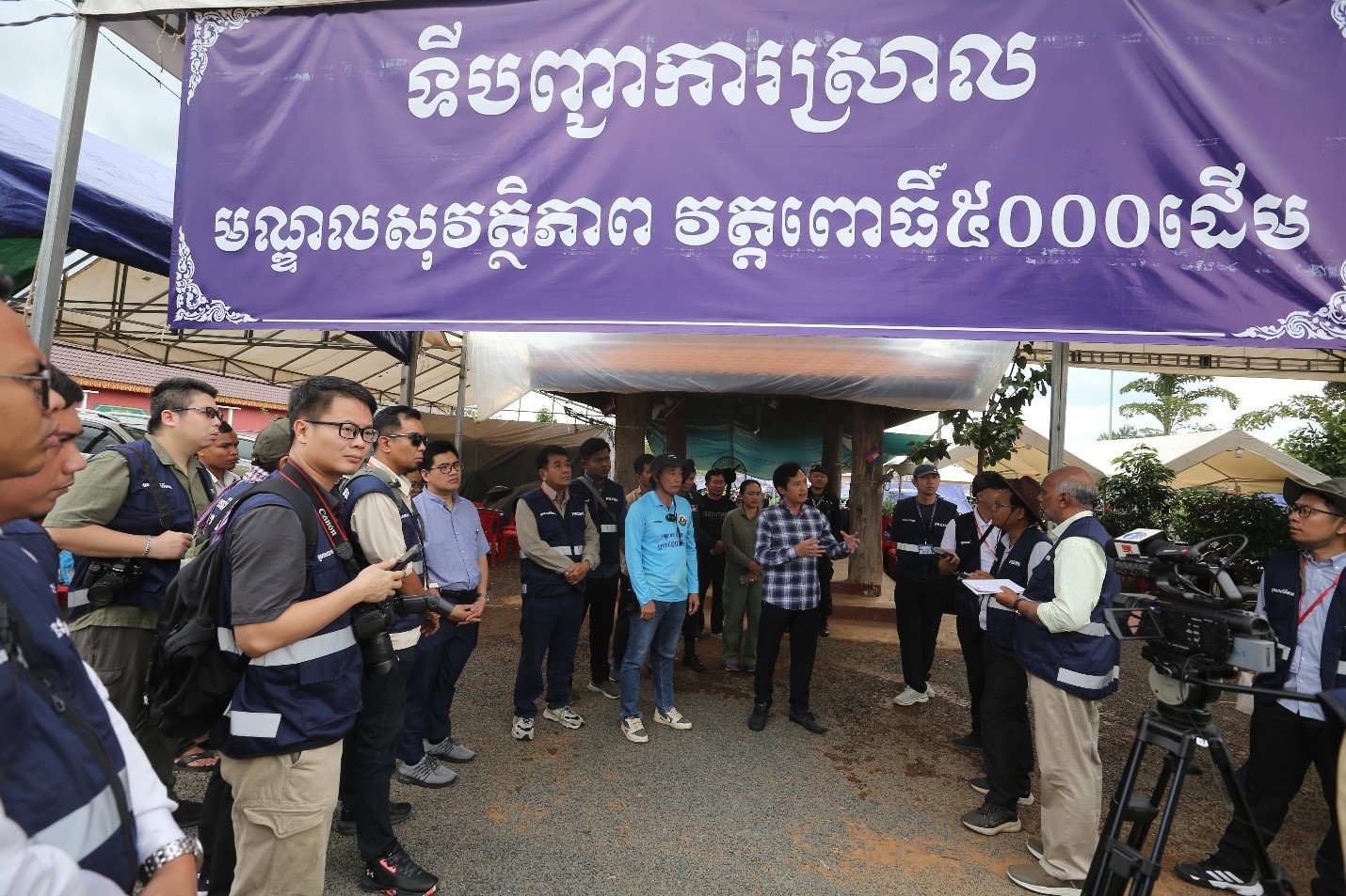 The field trip, staged by the information ministry, brought the reporters to Wat Por 5,000 pagoda, where thousands of displaced people are sheltering. Hong Raksmey