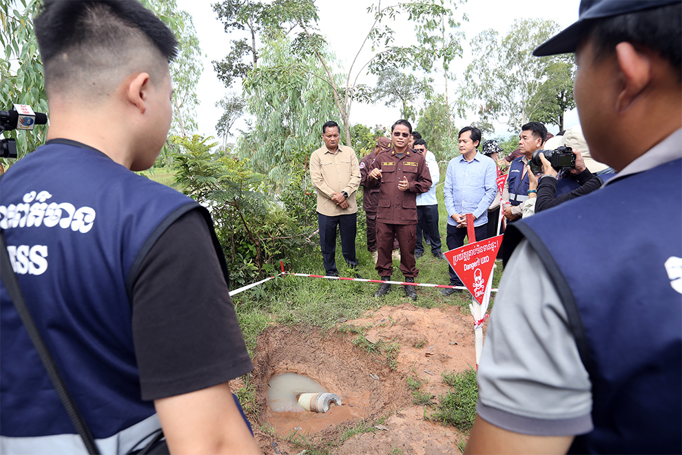 Heng Ratana, CMAC director-general, explained that 155mm artillery rounds containing cluster sub-munitions were fired into Ph’ong village, Koun Kriel commune, Samraong district. Hong Raksmey