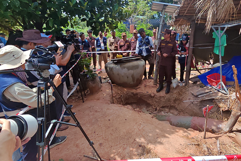 An unexploded 1,000-kilogramme MK-84 bomb that was dropped by a Thai F-16 fighter jet on Banteay Ampil district during the recent fighting. Hong Raksmey