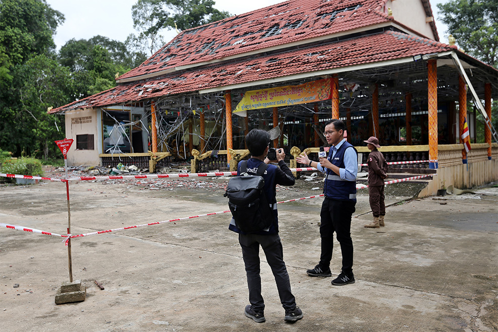An Indonesian journalist reports from Tamone Sen Chey pagoda, located about 1,500 metres from the border. Hong Raksmey