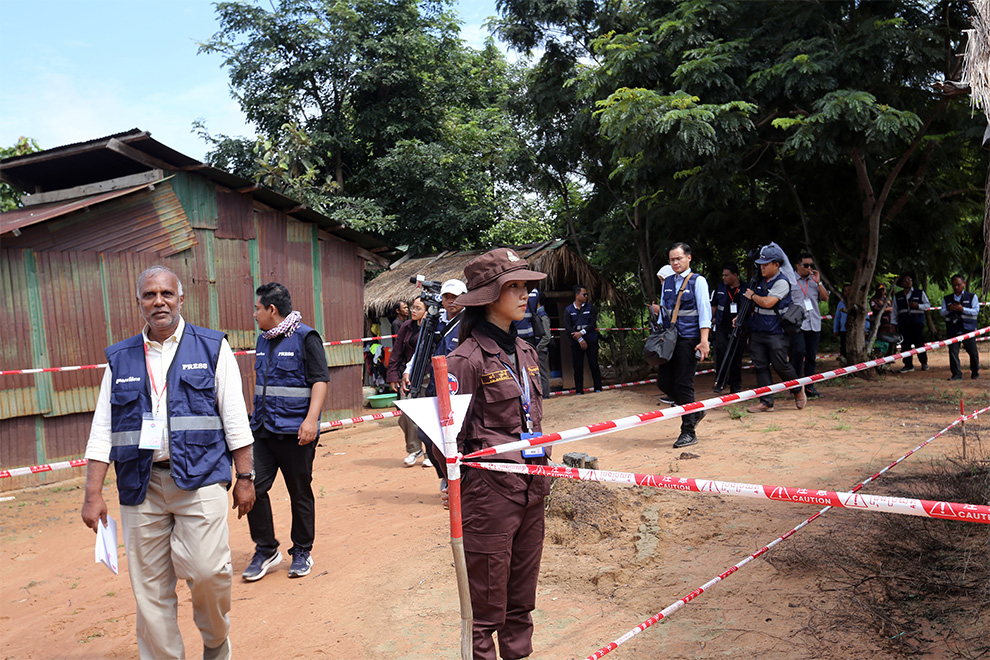 A group of journalists from across Asia visit the affected border areas in Oddar Meanchey and Banteay Meanchey provinces on August 29. Hong Raksmey