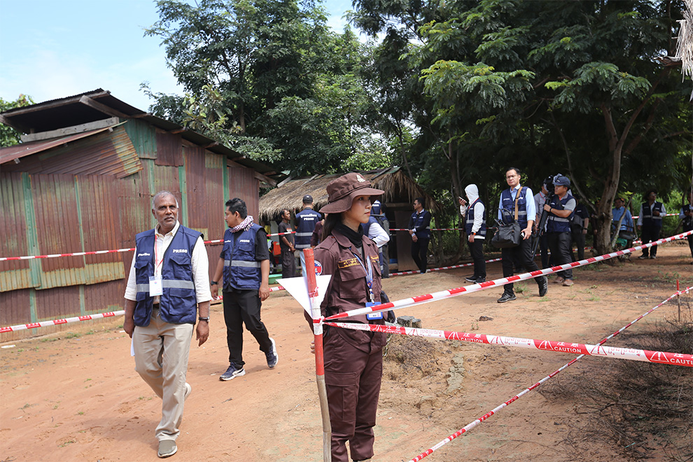 CMAC organised a safe path for journalists to view a MK-84 bomb that was dropped near a house in Thma Doun village, Oddar Meanchey province. Hong Raksmey