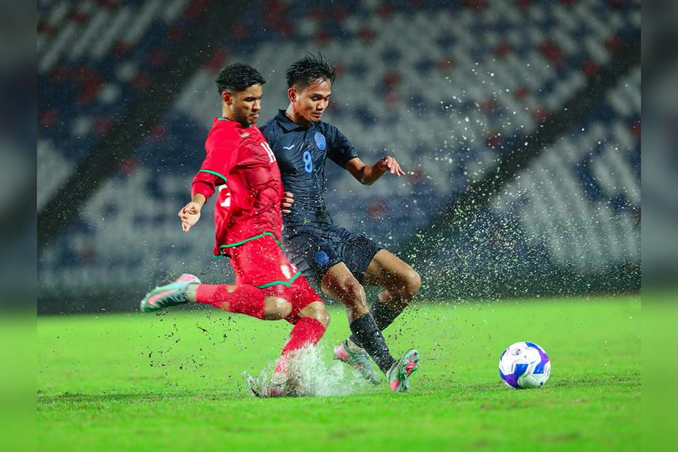 The water-logged ground made technical football an impossibility for both sides. FFC