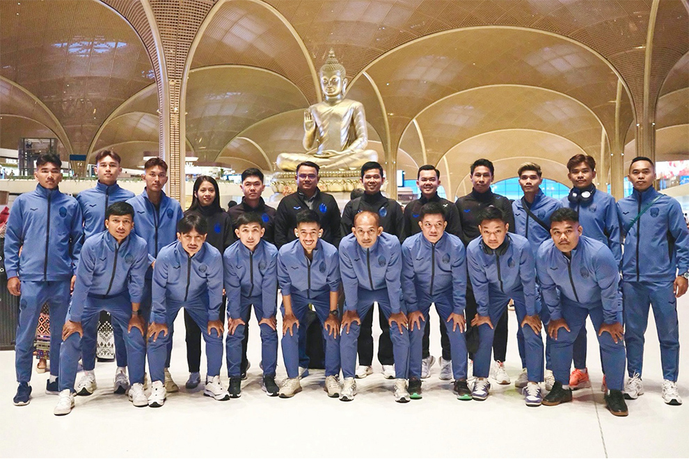 The Cambodian Futsal team gather for a photo at Techo International Airport last Tuesday. FFC