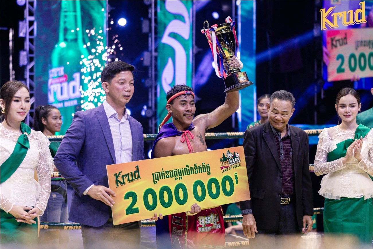 Khov Chhay, president of the Khmer Boxing Federation (KBF) presents a prize to a winning Khmer fighter. Krud Kun Khmer