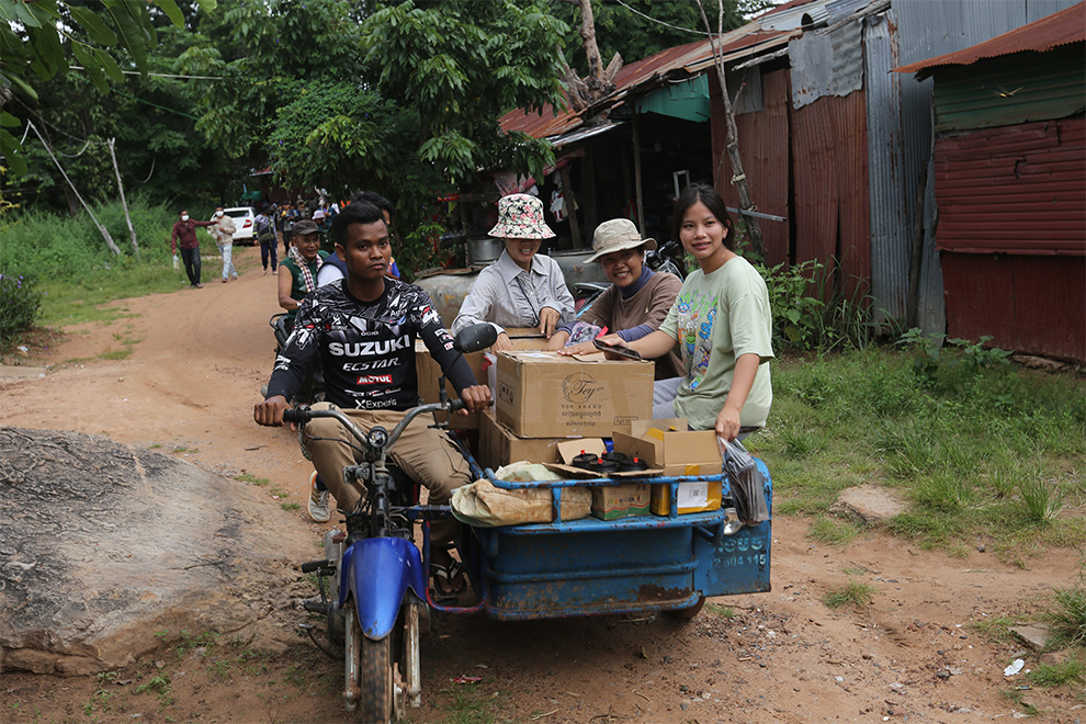 A civilian shares drinks free of charge near the Beoung Trakoun checkpoint, where Thai forces attempted to lay barbed wire in Cambodian soil on September 19. Hong Raksmey
