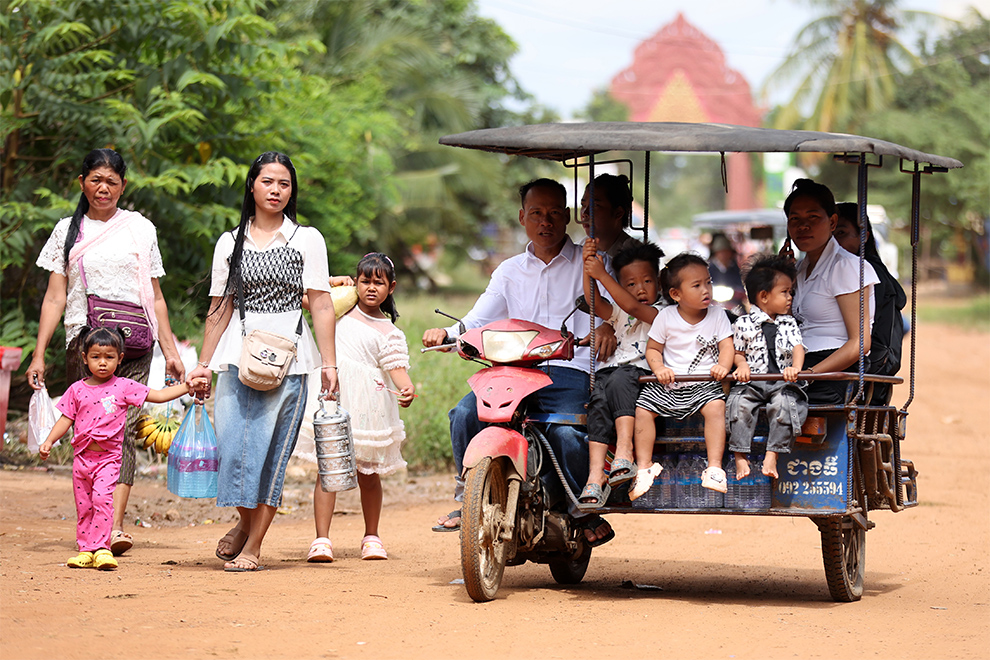 Banteay Meanchey’s Wat Chouk Chey, in Chouk Chey village, the scene of recent standoffs between Cambodians and Thai forces, has seen a record turnout for observations of this year’s Pchum Ben. Hong Raksmey