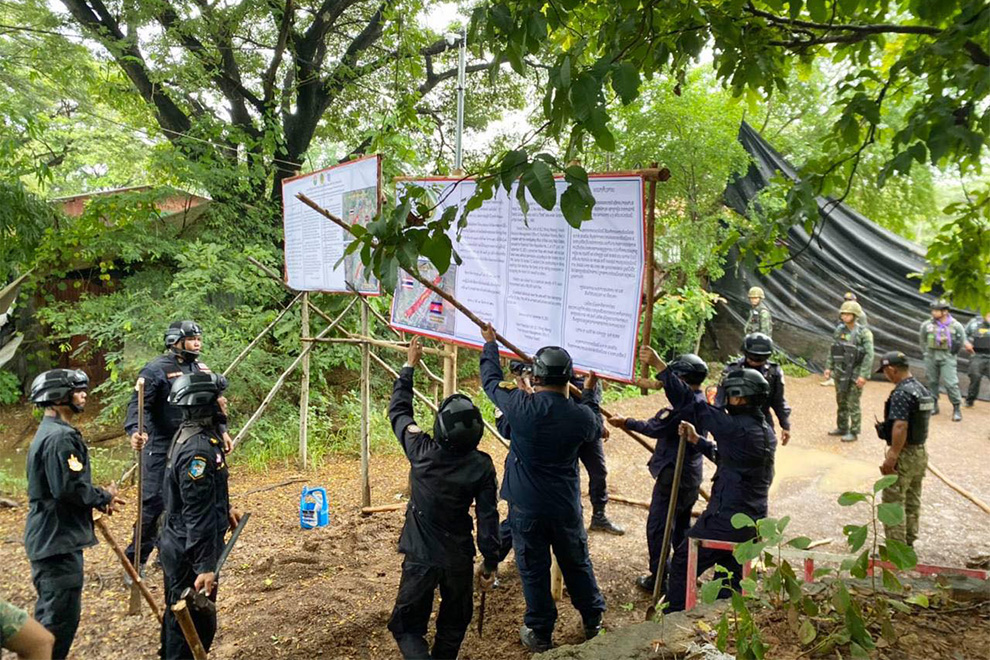 Thai forces erected signs imposing a 15-day ultimatum for Cambodian citizens to leave their villages. Supplied