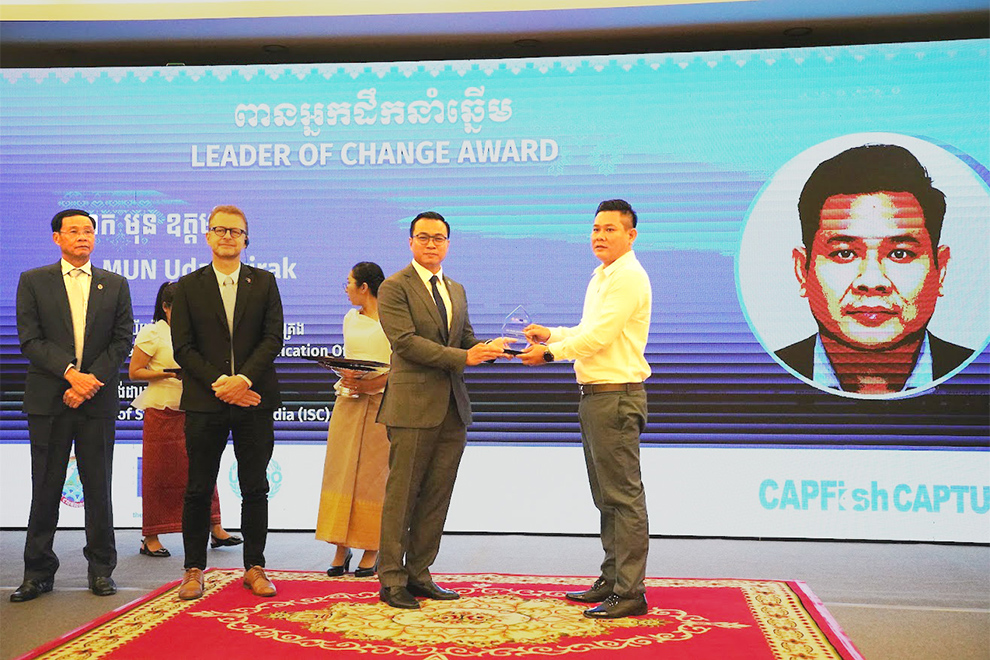 A ‘Leader of Change’ award was presented by Prak David, agriculture ministry secretary of state. Thenh Rithy