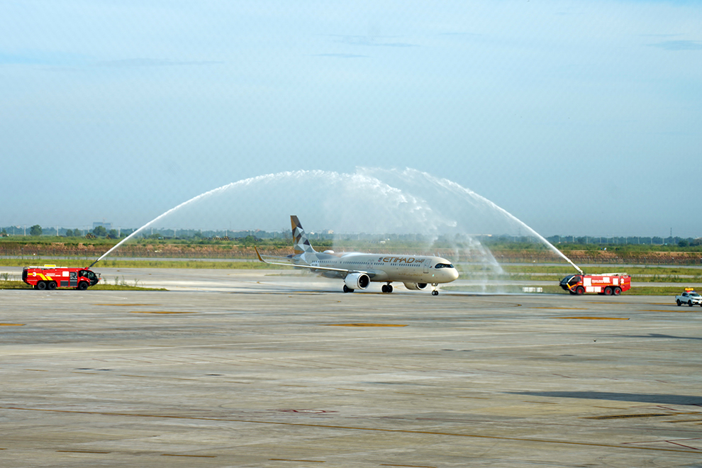 Etihad Airways’ first direct flight between Abu Dhabi and Phnom Penh receives a water cannon salute upon arrival at Techo International Airport (KTI) on October 4. Hong Raksmey