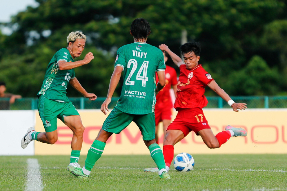 Phnom Penh Crown (in red) defeated Kirivong Sok Sen Chey 4-1 on Sunday to stand one point behind CPL leaders Svay Rieng. CPL
