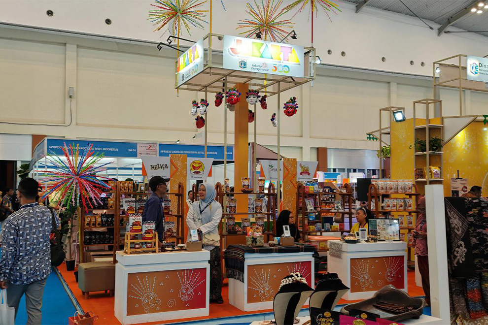 A food supplier at a booth waits for potential buyers from 130 countries, including Cambodia. Hong Raksmey