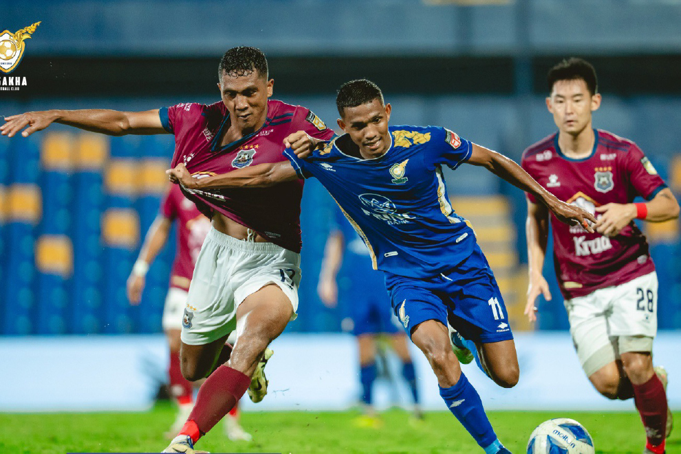 Visakha (in blue) take on Preah Khan Svay Rieng Fc in a September 14 Cambodia Premier League match. Visakha FC