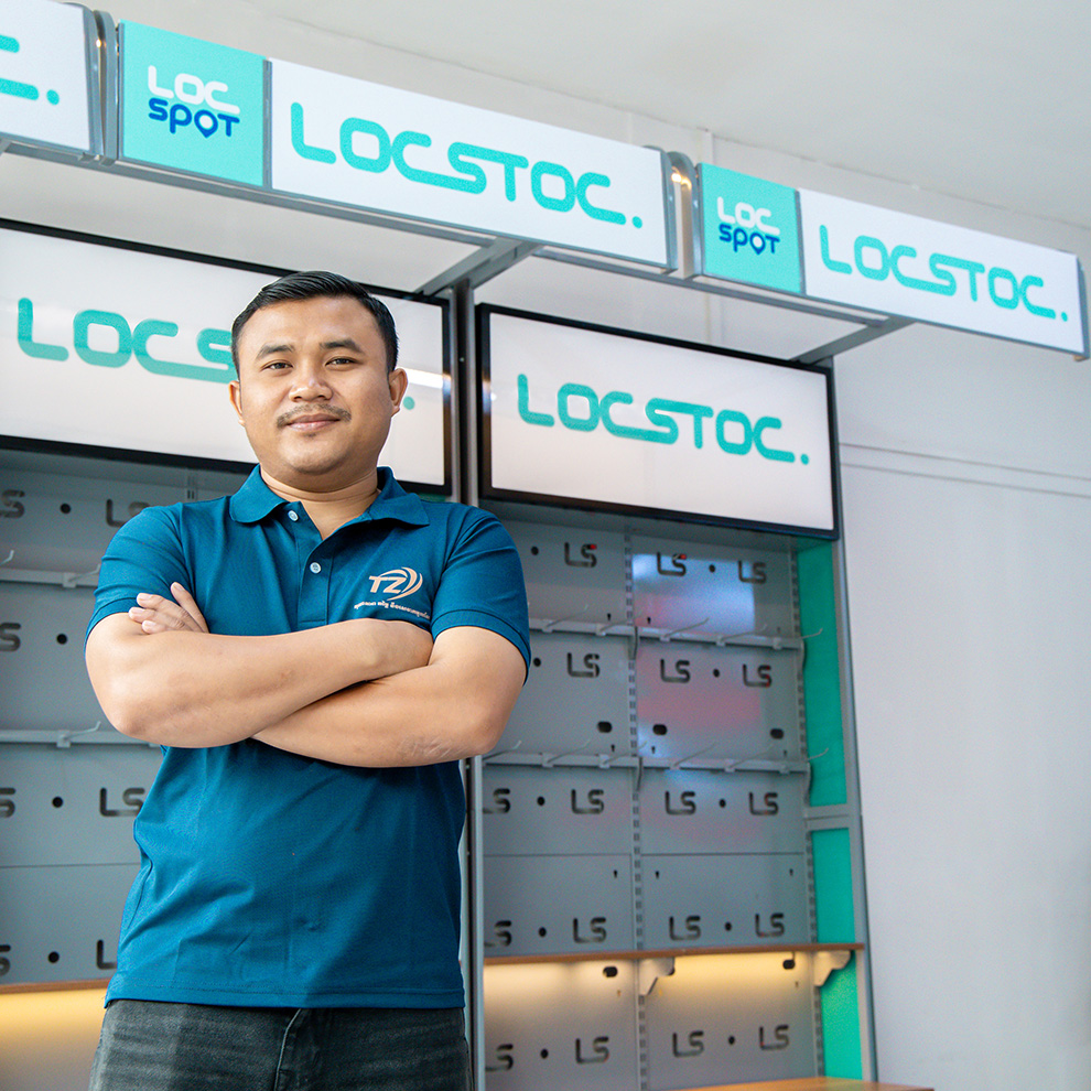 (Theng Sokheng, TZ electronic, standing in front of his LocSpot)