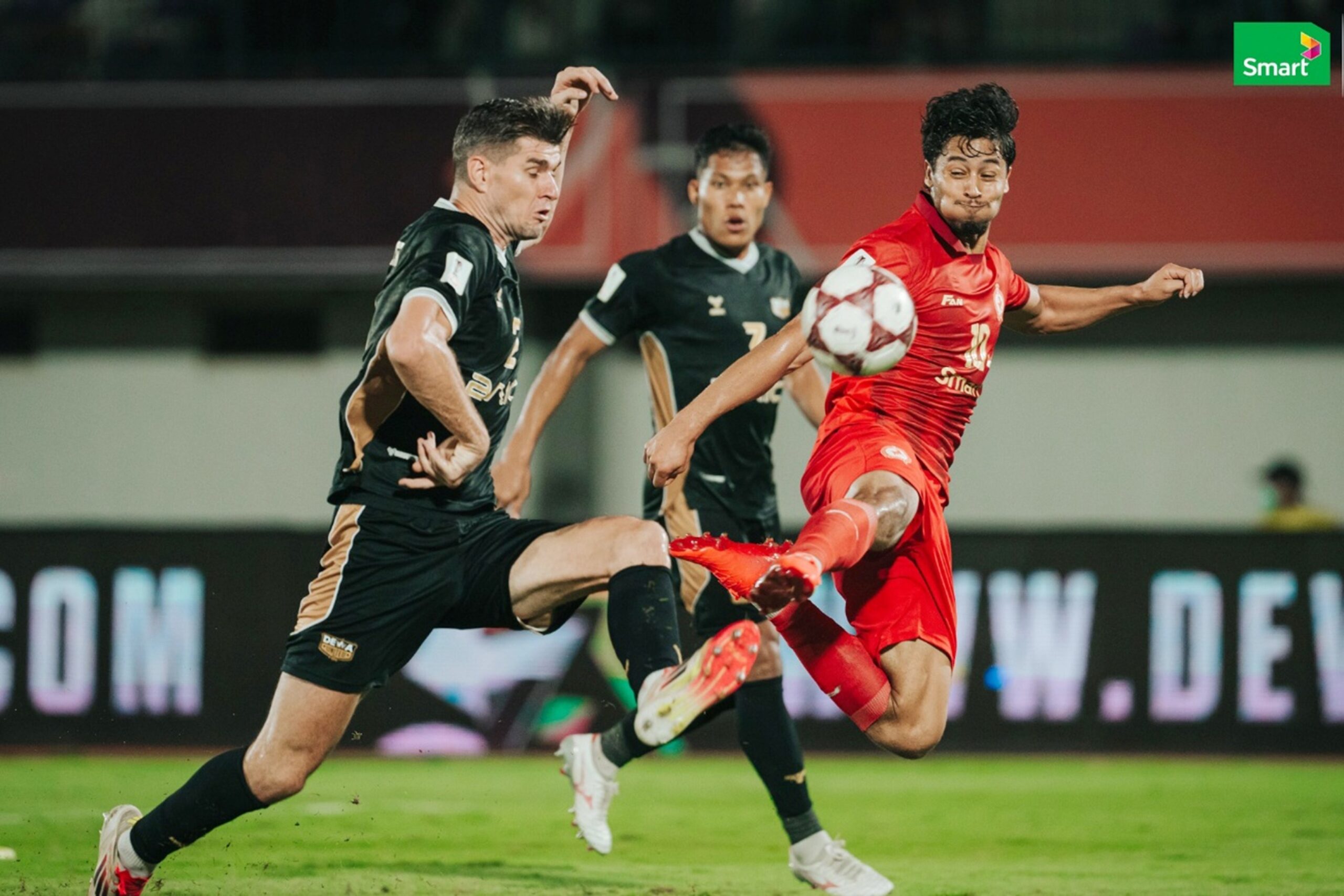 Striker Moses Dyer bursts forward to score, helping Crown draw 1-1 against Indonesian hosts Dewa United last night. Phnom Penh Crown