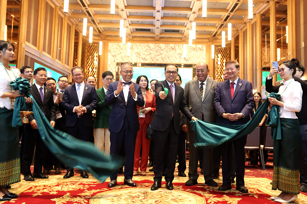 Vissoth opened the Green Investment Expo, but cutting a symbolic green ribbon. Hong Raksmey