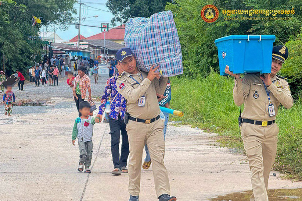 Children return from Thailand with their parents during the border clashes between Cambodia and Thailand. GDI