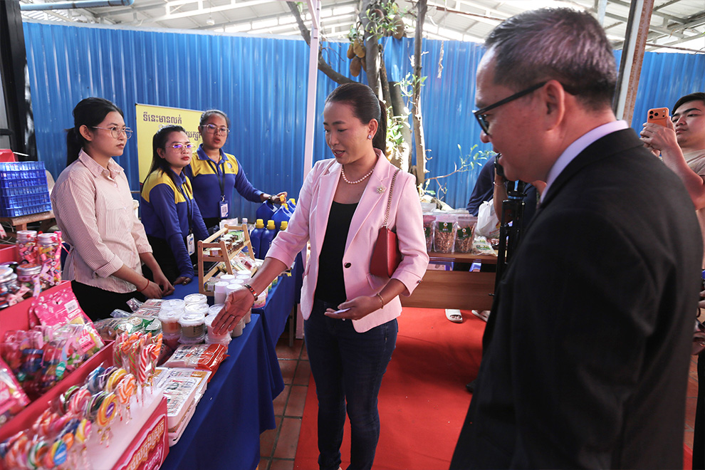Puy Kea, president of the Club of Cambodian Journalists (CCJ) and Te Taing Por, chairman of the Federation of Associations of Small and Medium Enterprises of Cambodia (FASMEC), address an October 31 press conference. Hong Raksmey