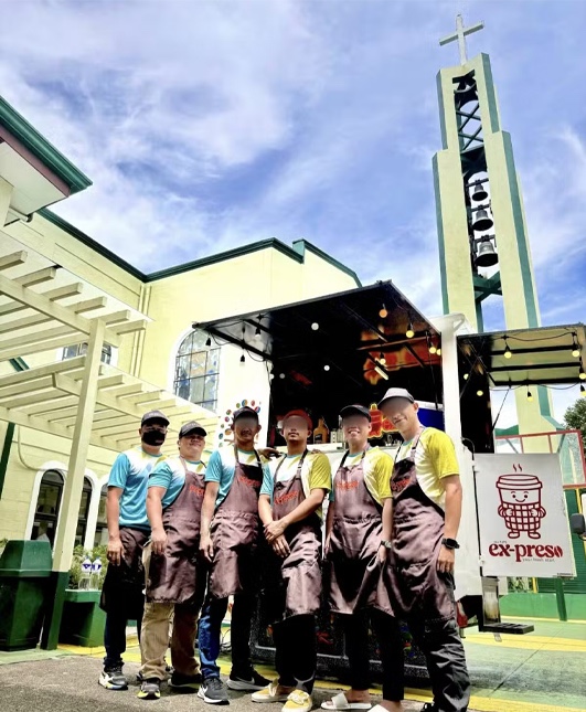 Ex-Preso staff pose in front of their cart. PHOTO: CONTRIBUTED/PHILIPPINE DAILY INQUIRER