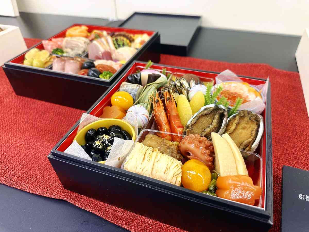 Takashimaya Co.’s “Soro Katsu Osechi,” or osechi set for single-person households, contains small portions of kazunoko (salted herring roe) and kurikinton (mashed sweet potatoes with sweetened chestnuts), among other osechi dishes. PHOTO: THE YOMIURI SHIMBUN