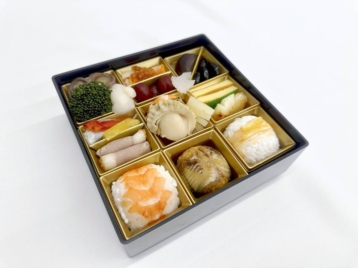 Daimaru Matsuzakaya Department Stores Co.’s osechi set was designed under the supervision of a Kyoto restaurant, featuring 46 Japanese and Western food items. The price was kept the same as last year despite the soaring cost of ingredients. PHOTO: THE YOMIURI SHIMBUN