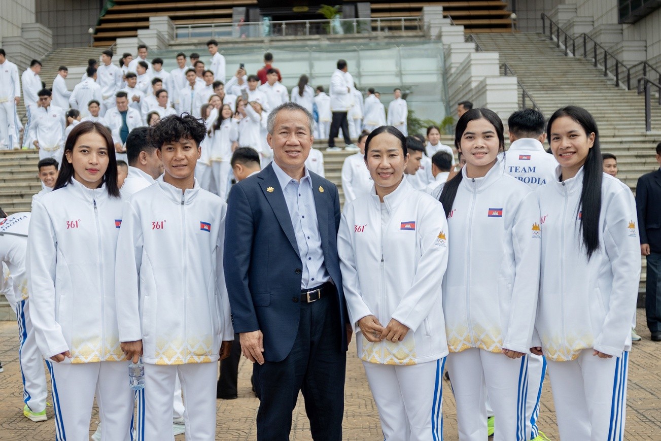 The Cambodian wrestling team pose with NOCC secretary-general Vath Chamroeun after a courtesy meeting at the Peace Palace on 23 November. Wrestling is among the eight sports Cambodia has withdrawn from the 33rd SEA Games in Thailand. NOCC