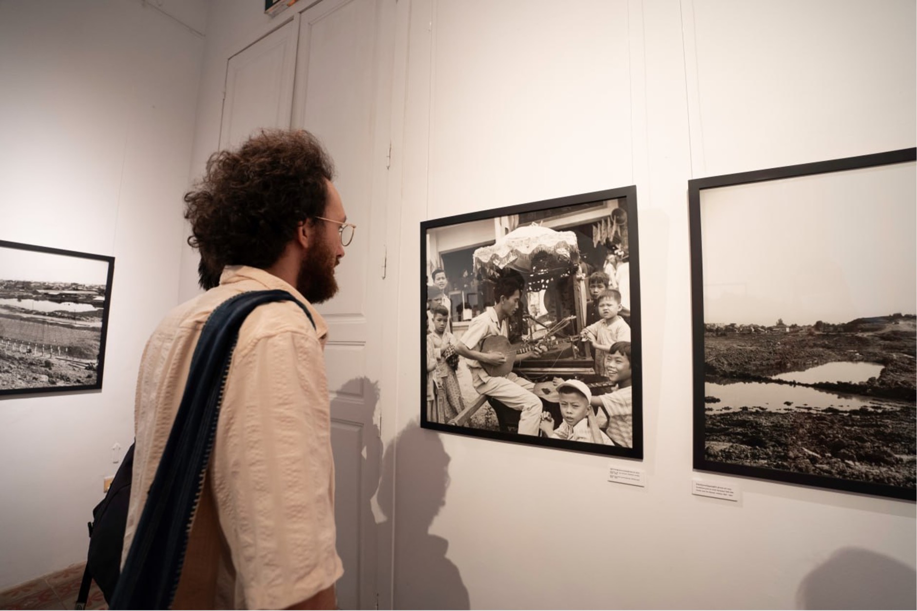 A visitor studies one of Micheline Dullin’s works on view at the National Museum of Cambodia, reflecting her distinctive eye for the city’s people and changing landscape. IFC/Photo Phnom Penh