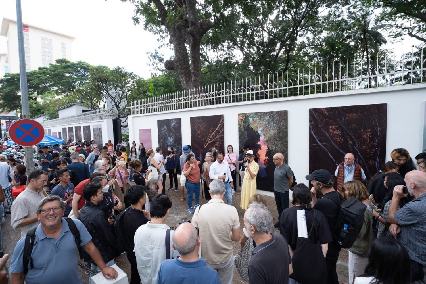 Letizia Le Fur’s outdoor installation “Mythologies” draws crowds to the walls of the French Embassy, where her reimagined landscapes reframe nature through colour, metaphor and mythic imagination. IFC/Photo Phnom Penh