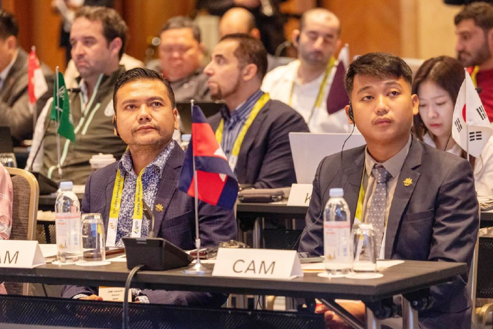 Cambodian chef de mission Nhan Sokvisal (left) led a delegation to a meeting regarding the 33rd SEA Games 2025 in Bangkok, Thailand, on December 1. NOCC