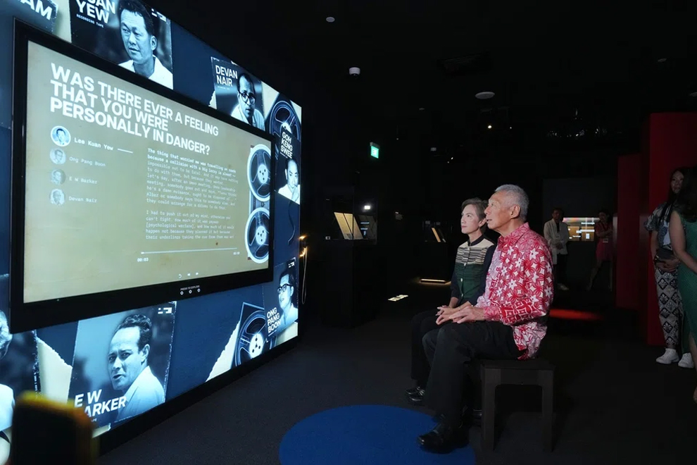 Senior Minister Lee Hsien Loong and Minister for Digital Development and Information Josephine Teo viewing an exhibit at the launch of the Albatross File book and exhibition at the National Library in Victoria Street on Dec 7. PHOTO: LIANHE ZAOBAO/THE STRAITS TIMES