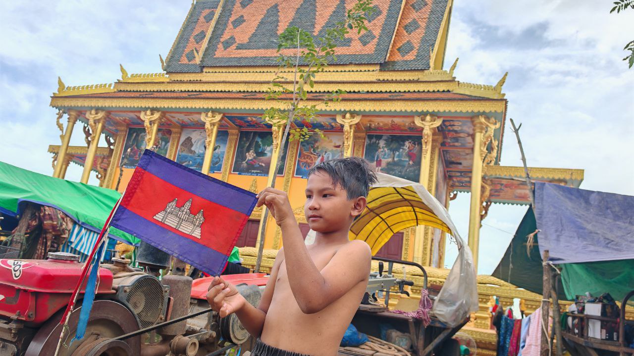 An evacuee family prepare dinner on December 9 at Por Selaram Pagoda in Preah Vihear town. Hong Raksmey