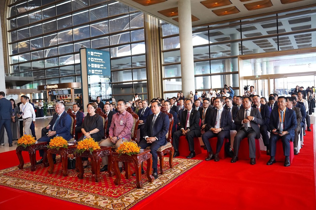 The ceremony at Techo International Airport was attended by numerous high-ranking aviation and tourism insiders. Thenh Rithy