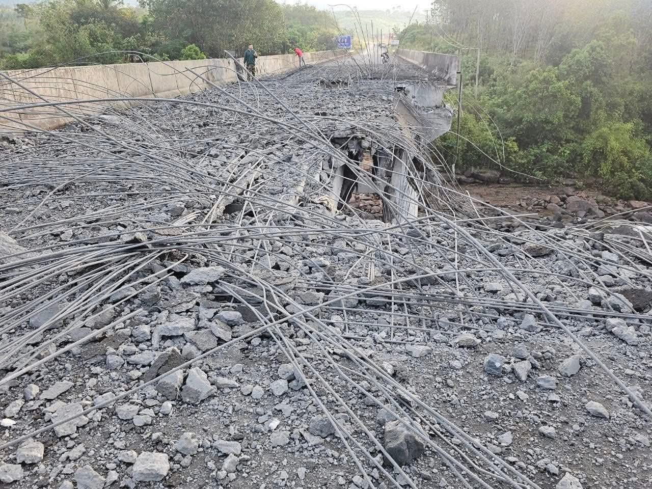Airstrikes by Thai fighter jets damaged the Victory Bridge in Pursat province’s Veal Veng district. Transport ministry