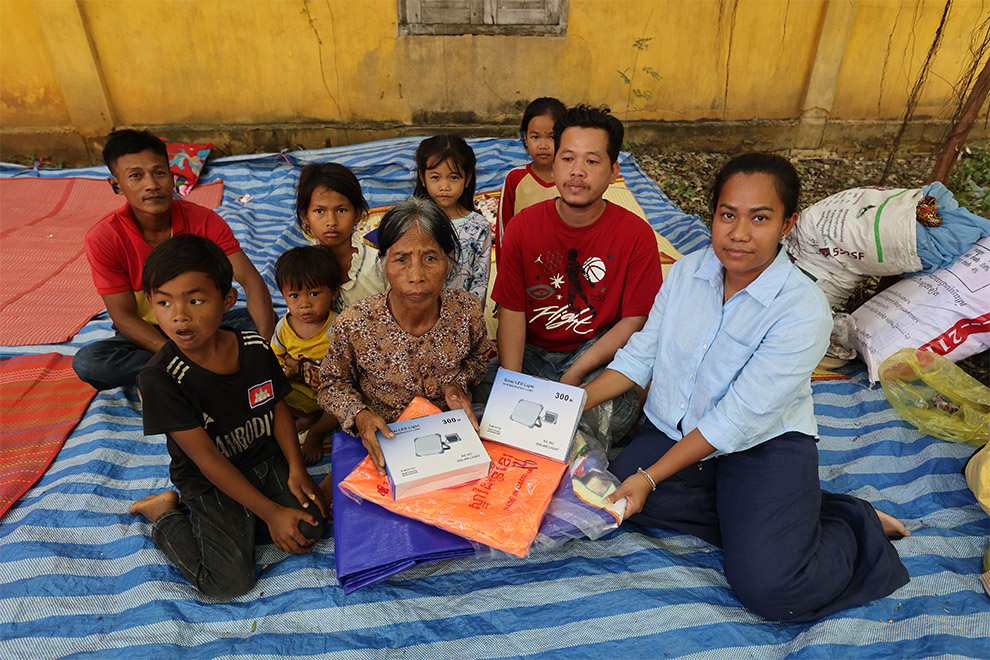 Soyanerayrat Thunn, adviser to the information ministry, leads a group of journalists in distributing snacks and essential supplies to displaced children and families at a sanctuary in Battambang province. Supplied 