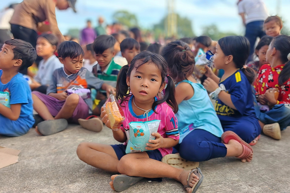 Children received snacks at evacuation centre in Battambang province. Hong Raksmey