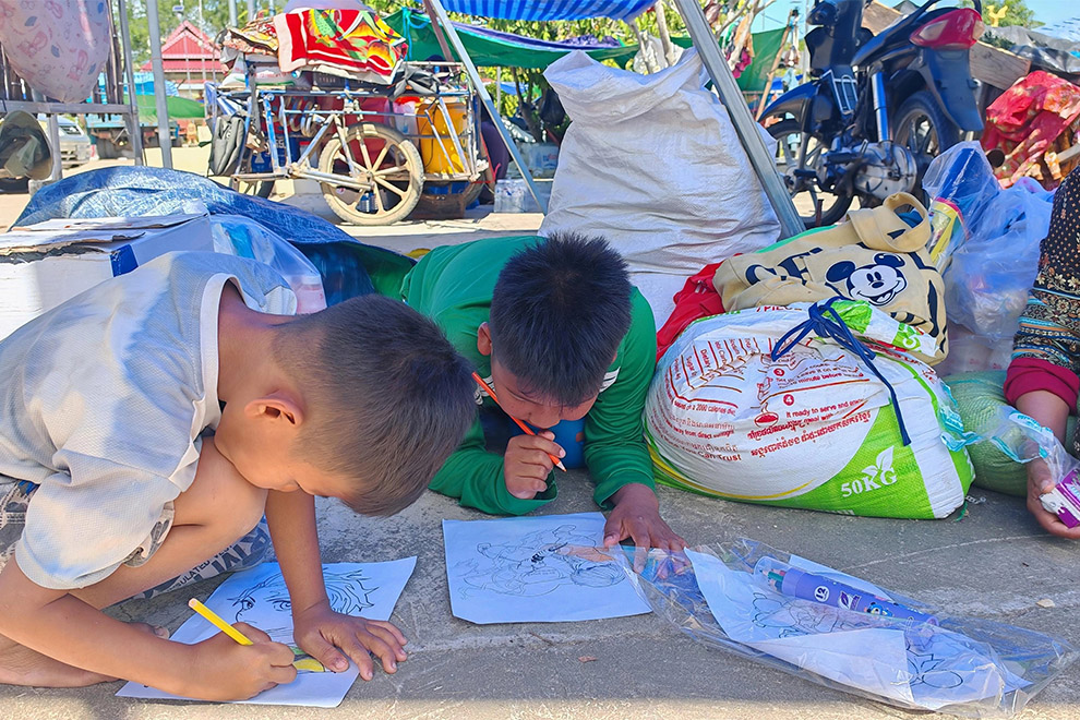 Children are being provided with learning materials so they can continue to be educated, even though schools at the border are closed. Hong Raksmey