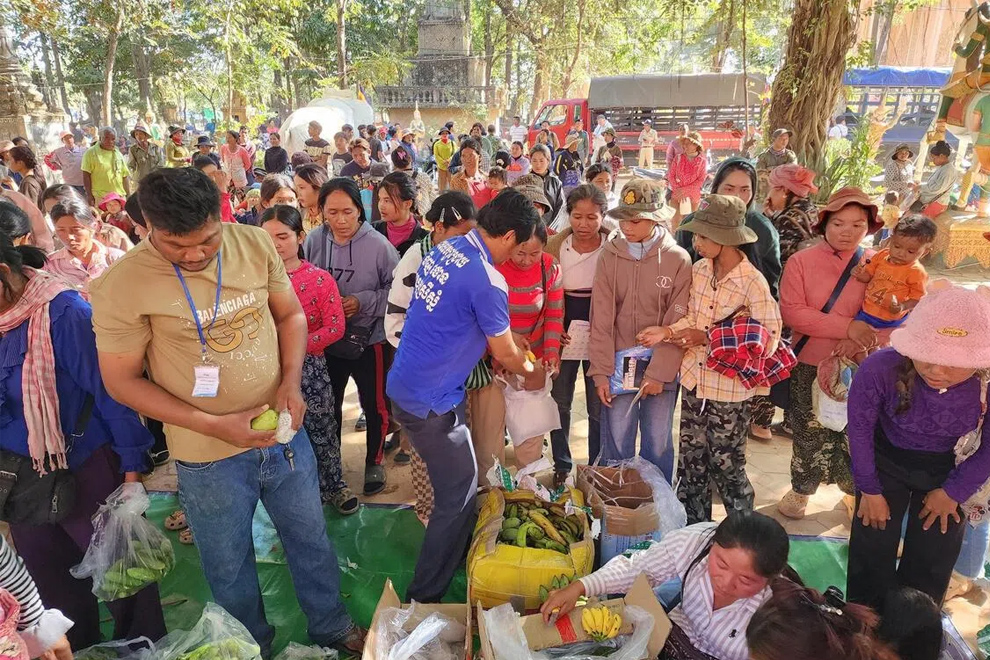 An international volunteer group handing out supplies to help displaced civilians. PHOTO: THE STRAITS TIMES