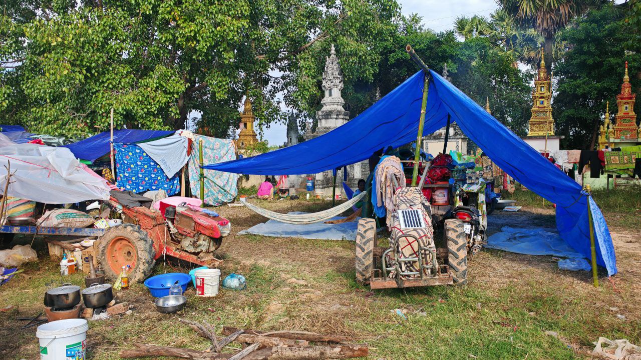 Refugees take shelter near stupas at a monastery to escape F-16 attacks and shelling by the Thai military. Hong Raksmey