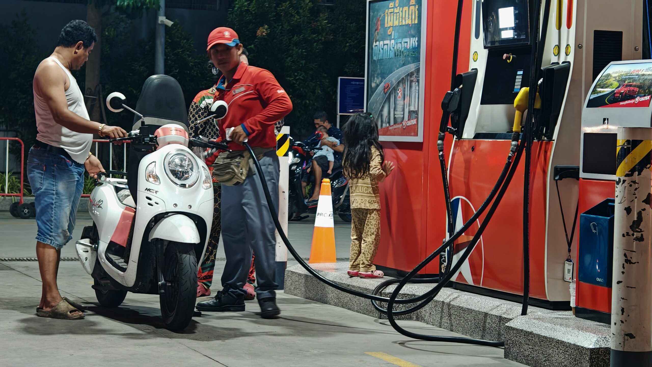 Retail fuel prices rose across the region, with Cambodia’s regular gasoline at 5,200 riel per litre and Vietnam’s RON95 exceeding 29,000 VND (about 4,500 riel) on March 11, while Laos’ regular gasoline reached 32,220 kip (about 6,000 riel) on March 6. Hong Raksmey 