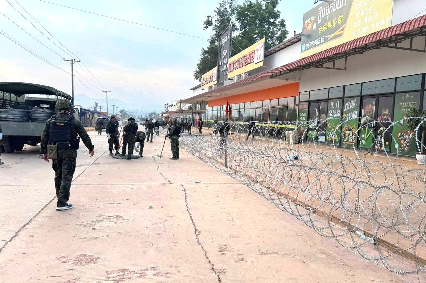The Thai navy has again deployed barbed wire to block Chinese shops in the Thma Da area. Supplied