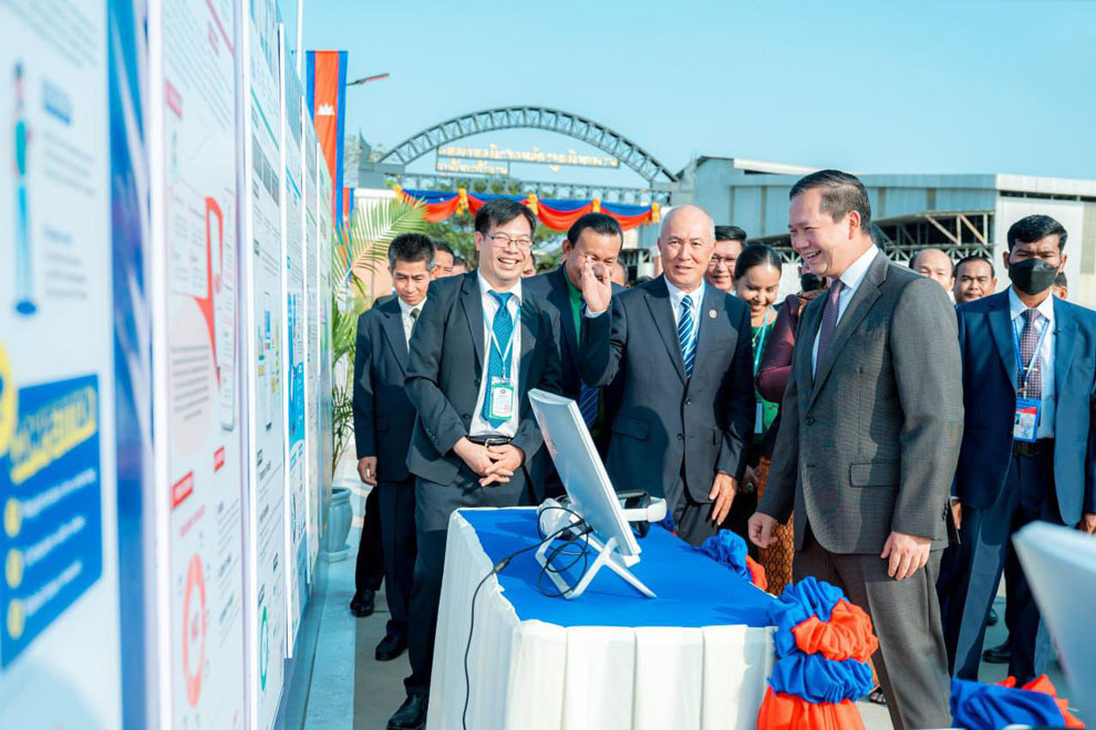 PM calls for government departments' digital change