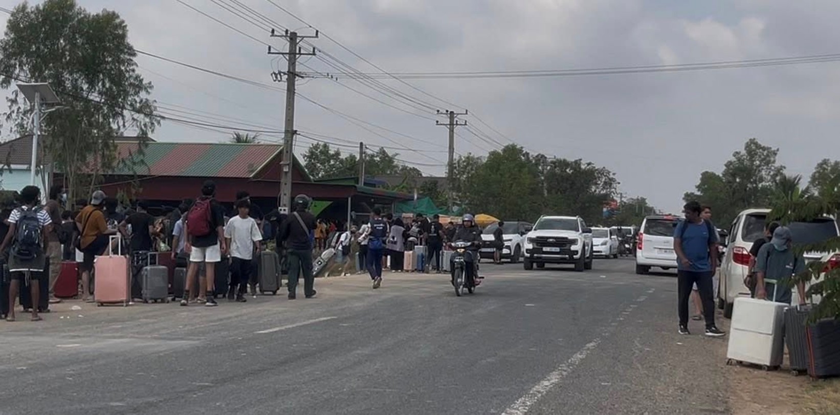 Foreigners scramble to flee a building suspected of housing an online scam operation in Kampong Rou district, Svay Rieng province, on January 16. FB