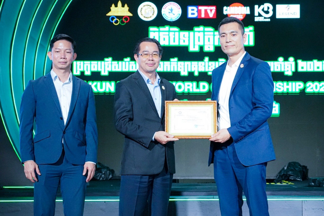 Nie Jingtao receives a letter of appreciation from Preah Sihanouk provincial governor Mang Sineth, in recognition of his cooperation in organising the 6th Kun Khmer World Championship. Preah Sihanouk administration