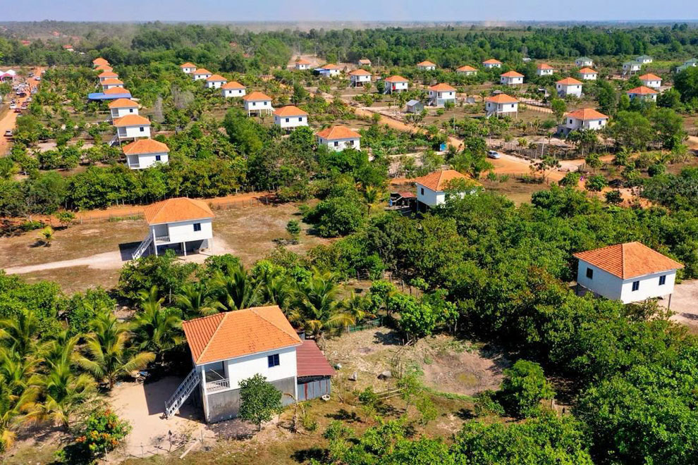 PM lauds support for vets as 200 plots gifted