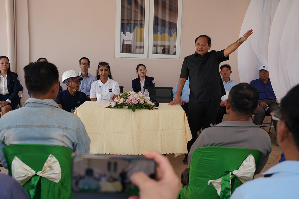 Electricité du Cambodge managing director Praing Chulasa explains the benefits of the solar park project to local people. Hong Raksmey