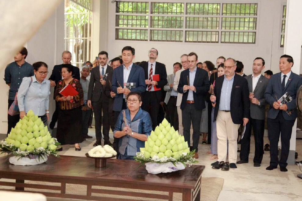 Culture minister Phoeurng Sackona (centre) and stakeholders attend a ceremony celebrating the restoration of the Shiva statue on March 18. Culture ministry