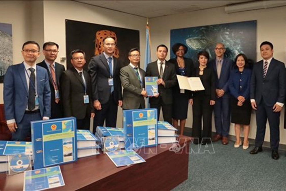 Philippines open to Vietnam talks on overlapping sea claims